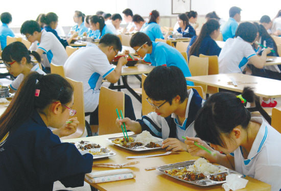 食堂用食品加工蒸汽發(fā)生器蒸出營養(yǎng)健康，守護孩子成長。