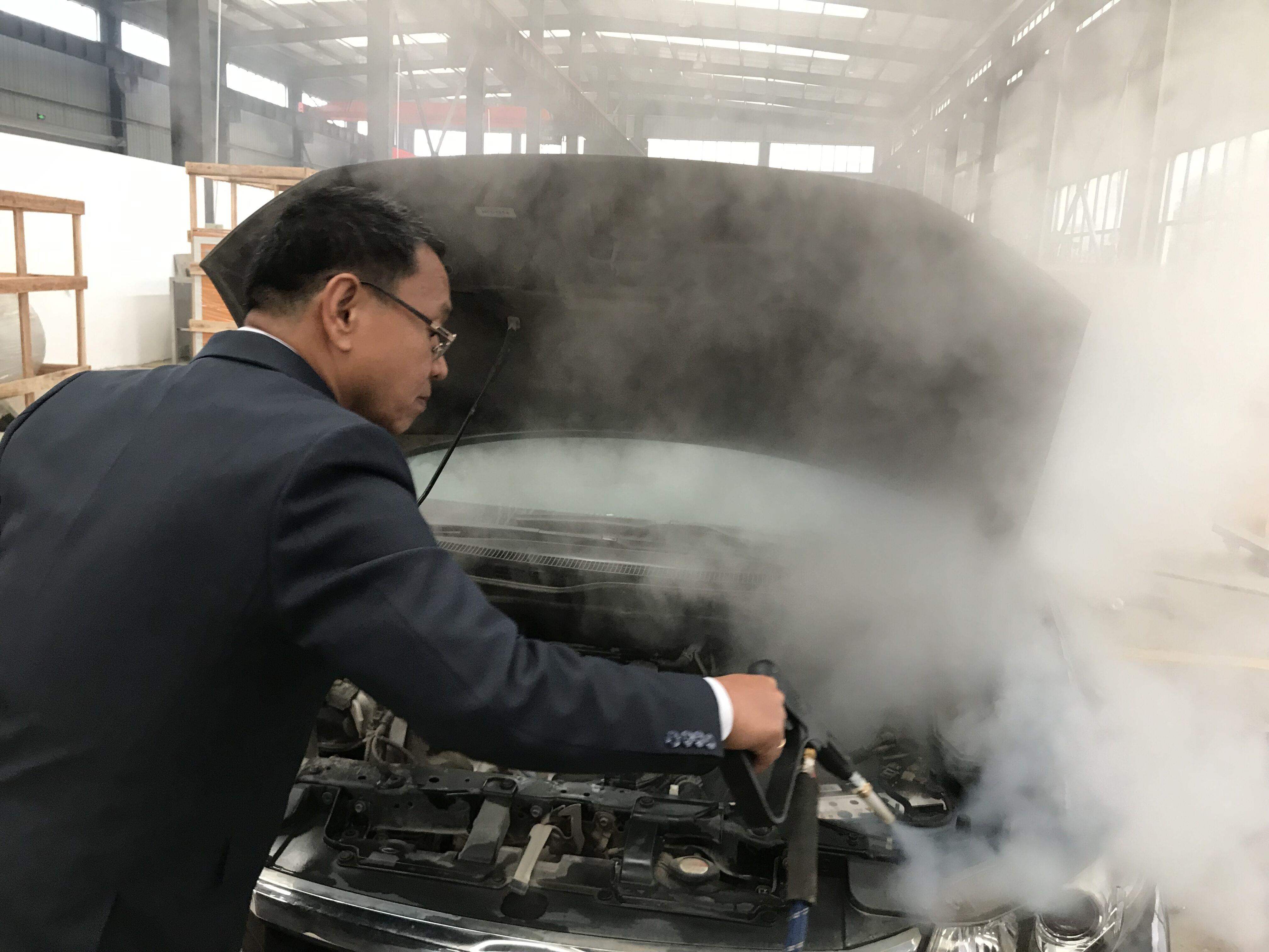 外國友人現(xiàn)場演示蒸汽洗車，驚呼太過隱！
